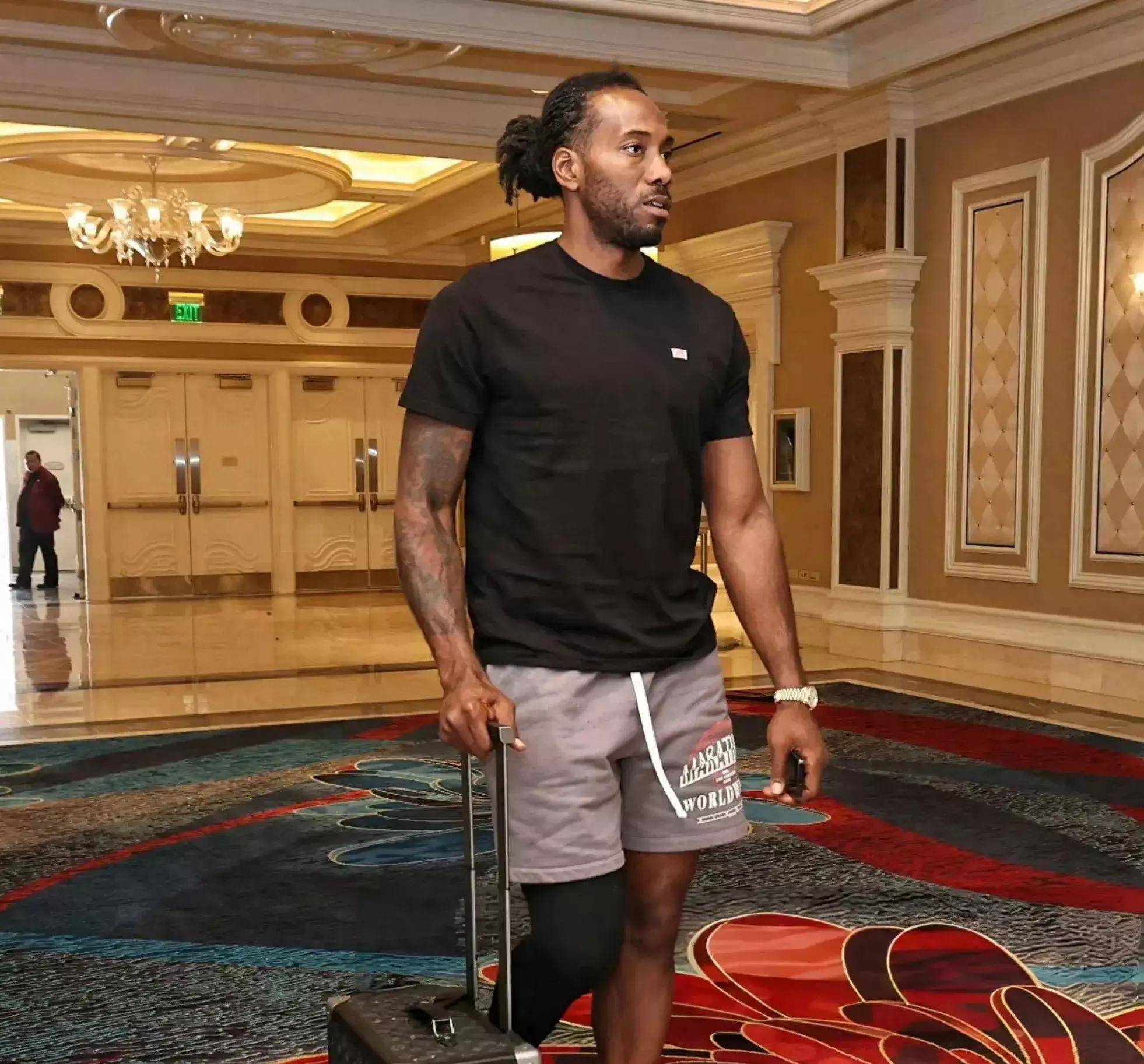 上海海港为备战三线作战，大范围调整阵容，清洗后防线，加强进攻，提升整体竞争力。（上海海港备战三线：阵容大换血，重塑后防、升级进攻，全面提升竞争力）