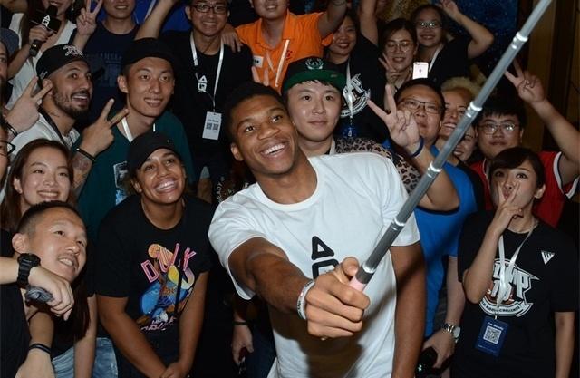 欧冠决赛用球谍照：包含白+深紫，灵感来自举办城市布达佩斯（欧冠决赛用球曝光：白+深紫配色，设计灵感源自主办城市布达佩斯）