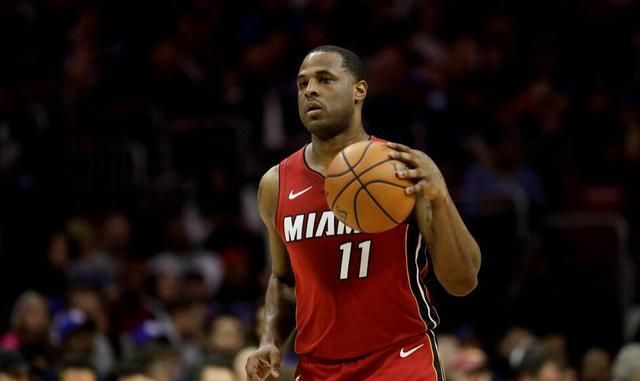 老将坚持打完最后一分钟（老将拼到终场最后一秒）