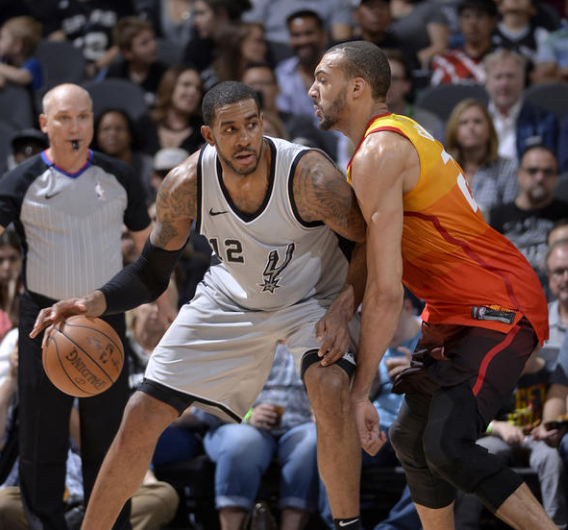 足球战术的新趋势：全能化（全能化引领足球战术新风向）