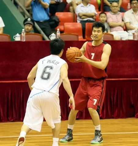 诺伊尔：孔帕尼有很多值得称道的优点；我现在只专注于俱乐部（诺伊尔盛赞孔帕尼优点颇多：当下我只专注俱乐部）