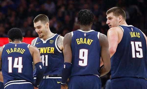 浓眉：弗拉格在琢磨如何在高压下打好球，把球稳稳传给队友（浓眉：弗拉格正琢磨如何在高压下发挥，把球稳稳地传给队友）