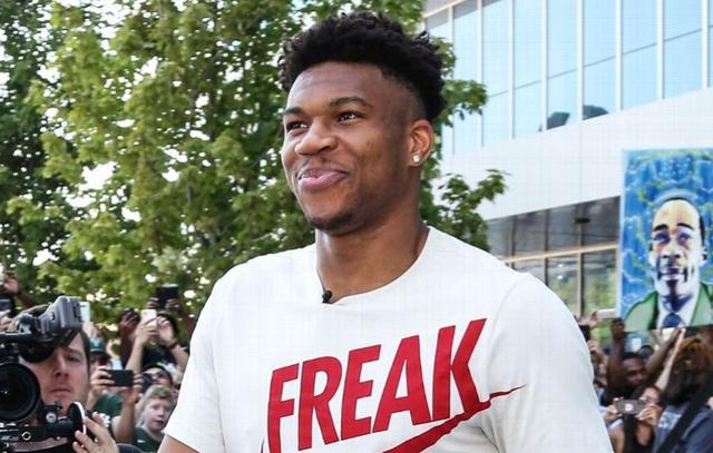 足球西甲双雄同日失分，冠军悬念再次被点燃（西甲双雄同日丢分，冠军之争重燃战火）